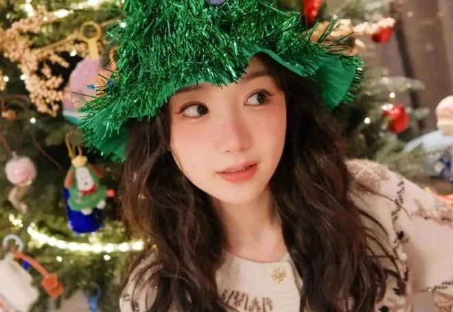 又萌又可爱少女感爆棚宛如18岁pg模拟器试玩毛晓彤晒圣诞美照(图2)